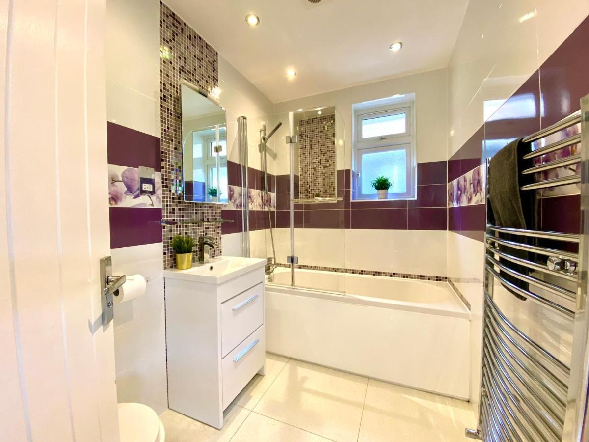 2 Min Walk To The Best Beach! Stunning Newly Refurbished Stylish 2 Bedroom Apartment! - Great Location - Free Parking - Fast Wifi - Smart Tv - Sleeps Up To 4! Close To Bournemouth & Poole Town Centre & Sandbanks Экстерьер фото