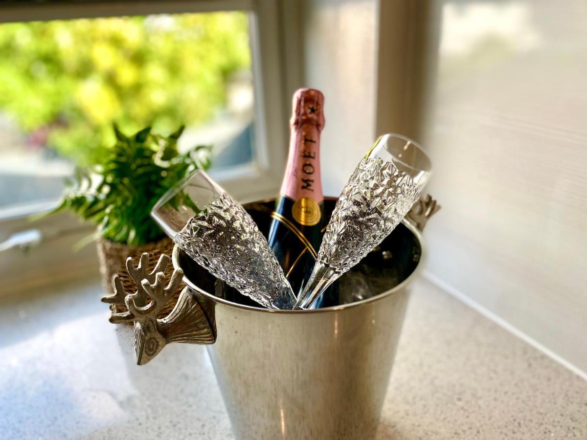 2 Min Walk To The Best Beach! Stunning Newly Refurbished Stylish 2 Bedroom Apartment! - Great Location - Free Parking - Fast Wifi - Smart Tv - Sleeps Up To 4! Close To Bournemouth & Poole Town Centre & Sandbanks Экстерьер фото