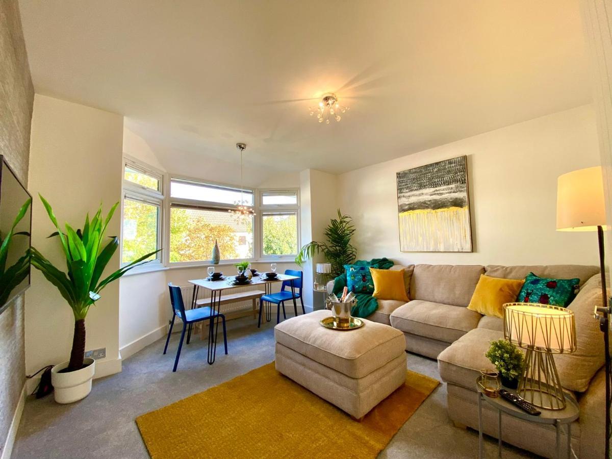 2 Min Walk To The Best Beach! Stunning Newly Refurbished Stylish 2 Bedroom Apartment! - Great Location - Free Parking - Fast Wifi - Smart Tv - Sleeps Up To 4! Close To Bournemouth & Poole Town Centre & Sandbanks Экстерьер фото